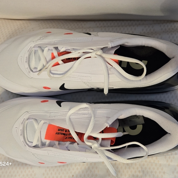 Nike - Picture 2 of 4